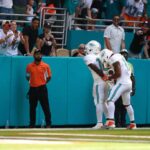 MIAMI GARDENS, FLÓRIDA - 08 DE SETEMBRO: Tyreek Hill nº 10 do Miami Dolphins e Jaylen Waddle nº 17 do Miami Dolphins comemoram após o touchdown de Hill durante o terceiro quarto contra o Jacksonville Jaguars no Hard Rock Stadium em 08 de setembro de 2024 em Miami Gardens , Flórida.