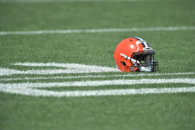 Um capacete do Cleveland Browns em campo durante o primeiro dia do Cleveland Browns Training Camp em 28 de julho de 2021 em Berea, Ohio.