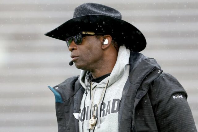 BOULDER, COLORADO - 27 DE ABRIL: O técnico Deion Sanders do Colorado Buffaloes observa enquanto seu time joga seu jogo de primavera no Folsom Field em 27 de abril de 2024 em Boulder, Colorado.