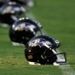 BALTIMORE, MARYLAND - 11 DE AGOSTO: Os capacetes do Baltimore Ravens ficam em campo antes do início do jogo de pré-temporada dos Ravens e Tennessee Titans no M&T Bank Stadium em 11 de agosto de 2022 em Baltimore, Maryland.