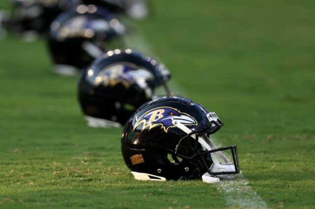 BALTIMORE, MARYLAND - 11 DE AGOSTO: Os capacetes do Baltimore Ravens ficam em campo antes do início do jogo de pré-temporada dos Ravens e Tennessee Titans no M&T Bank Stadium em 11 de agosto de 2022 em Baltimore, Maryland.