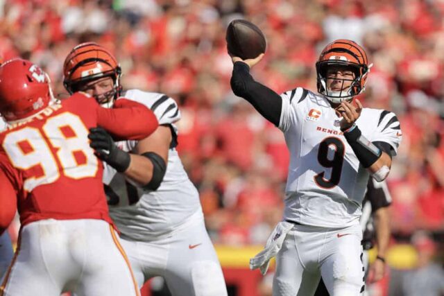 KANSAS CITY, MISSOURI - 15 DE SETEMBRO: O quarterback Joe Burrow # 9 do Cincinnati Bengals lança um passe contra o Kansas City Chiefs durante o segundo quarto no GEHA Field no Arrowhead Stadium em 15 de setembro de 2024 em Kansas City, Missouri.