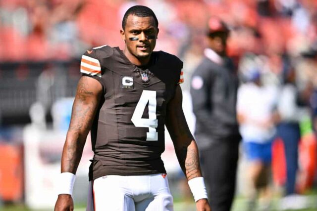 CLEVELAND, OHIO - 08 DE SETEMBRO: Deshaun Watson nº 4 do Cleveland Browns observa antes de um jogo contra o Dallas Cowboys no Cleveland Browns Stadium em 08 de setembro de 2024 em Cleveland, Ohio.