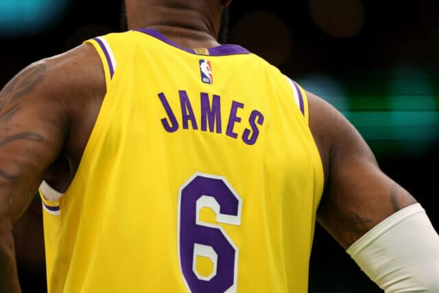 BOSTON, MASSACHUSETTS - 28 DE JANEIRO: A camisa de LeBron James # 6 do Los Angeles Lakers durante o segundo tempo no TD Garden em 28 de janeiro de 2023 em Boston, Massachusetts. Os Celtics derrotaram os Lakers por 125-121.