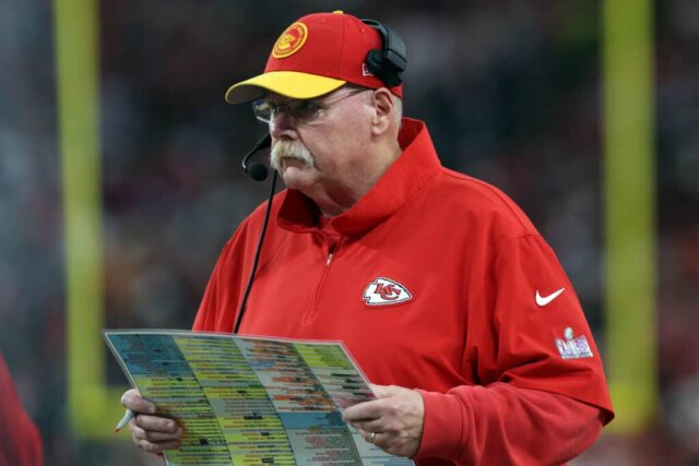 LAS VEGAS, NEVADA - 11 DE FEVEREIRO: O técnico Andy Reid do Kansas City Chiefs observa o primeiro tempo contra o San Francisco 49ers durante o Super Bowl LVIII no Allegiant Stadium em 11 de fevereiro de 2024 em Las Vegas, Nevada.