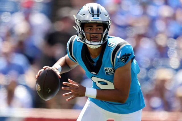 ORCHARD PARK, NOVA IORQUE - 24 DE AGOSTO: Bryce Young # 9 do Carolina Panthers parece passar durante o primeiro quarto de um jogo de pré-temporada contra o Buffalo Bills no Highmark Stadium em 24 de agosto de 2024 em Orchard Park, Nova York.