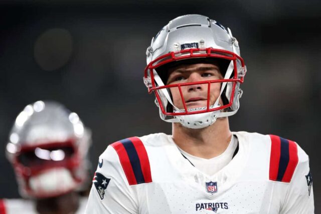 EAST RUTHERFORD, NOVA JERSEY - 19 DE SETEMBRO: Drake Maye nº 10 do New England Patriots se aquece antes do jogo contra o New York Jets no MetLife Stadium em 19 de setembro de 2024 em East Rutherford, Nova Jersey.