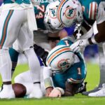 MIAMI GARDENS, FLÓRIDA - 12 DE SETEMBRO: Tua Tagovailoa nº 1 do Miami Dolphins cai no chão após colidir com Damar Hamlin nº 3 do Buffalo Bills durante o terceiro quarto do jogo no Hard Rock Stadium em 12 de setembro de 2024 em Miami Gardens , Flórida.