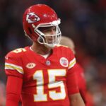 Patrick Mahomes, nº 15 do Kansas City Chiefs, observa durante seu aquecimento antes da partida da NFL entre Miami Dolphins e Kansas City Chiefs no Deutsche Bank Park em 05 de novembro de 2023 em Frankfurt am Main, Alemanha.