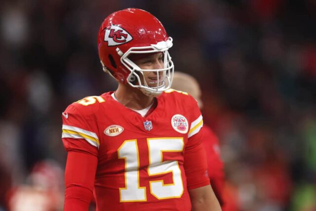 Patrick Mahomes, nº 15 do Kansas City Chiefs, observa durante seu aquecimento antes da partida da NFL entre Miami Dolphins e Kansas City Chiefs no Deutsche Bank Park em 05 de novembro de 2023 em Frankfurt am Main, Alemanha.