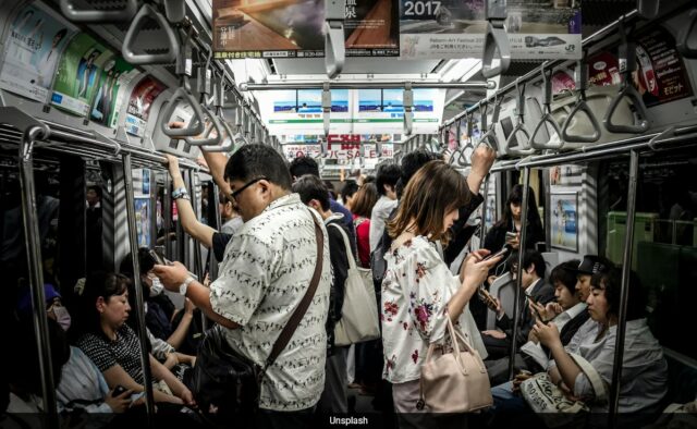 Os passageiros correm o risco de violação de dados com hábitos de trabalho descuidados no transporte público