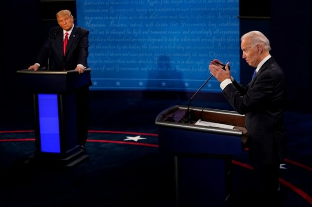 O ex-vice-presidente Joe Biden, candidato democrata à presidência, responde a uma pergunta enquanto o presidente Donald Trump ouve durante o segundo e último debate presidencial no Curb Event Center da Belmont University em Nashville, Tennessee, EUA, em 22 de outubro de 2020. 