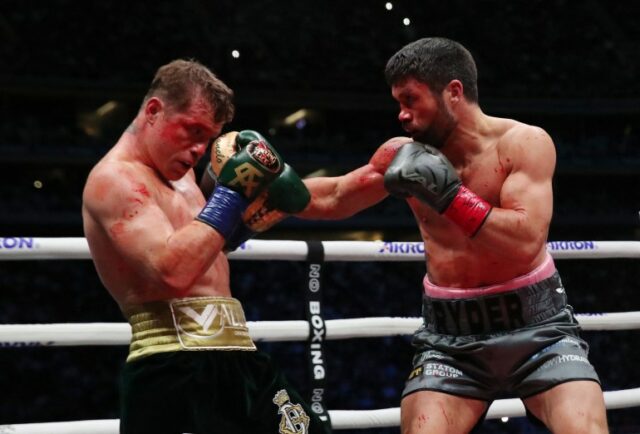 Boxe - Super Peso Médio - Saul 'Canelo' Alvarez x John Ryder - Estadio Arkon, Guadalajara, México - 7 de maio de 2023 Saul 'Canelo' Alvarez em ação durante sua luta contra John Ryder Reuters/Henry Romero