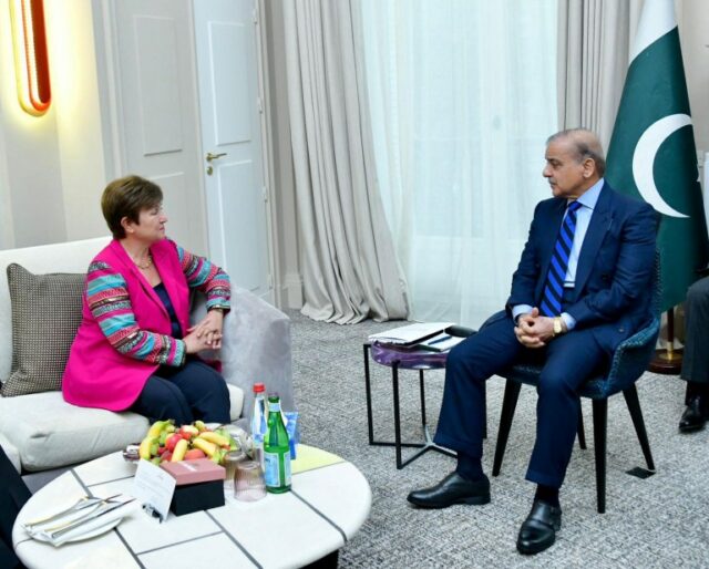 O primeiro-ministro do Paquistão, Shehbaz Sharif, reúne-se com a diretora-gerente do Fundo Monetário Internacional (FMI), Kristalina Georgieva, em Paris, França, em 22 de junho de 2023. Departamento de Informação à Imprensa (PID)/Folheto via REUTERS ATENÇÃO EDITORES - ESTA FOTO FOI FORNECIDA POR UM TERCEIRO FESTA.