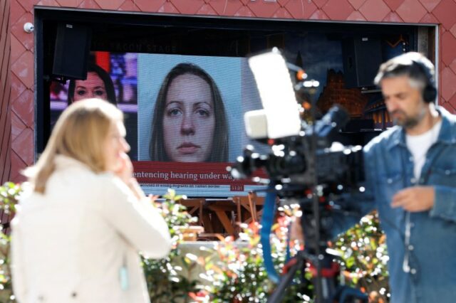 Membros da mídia trabalham perto de uma grande tela que mostra uma foto da enfermeira condenada do hospital Lucy Letby, antes de sua sentença, do lado de fora do Tribunal da Coroa de Manchester, em Manchester, Grã-Bretanha, 21 de agosto de 2023. REUTERS/Phil Noble