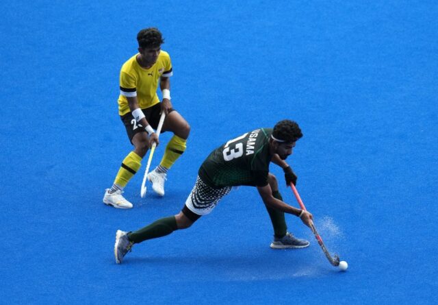 Jogos Asiáticos - Hangzhou 2022 - Hóquei - Gongshu Canal Sports Park Stadium, Hangzhou, China - 6 de outubro de 2023 O paquistanês Usama Bashir em ação durante a classificação masculina (5º-6º) REUTERS/Tingshu Wang