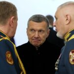 O apresentador de TV russo Vladimir Solovyov fala com militares antes de uma cerimônia de posse de Vladimir Putin como presidente da Rússia no Kremlin em Moscou, Rússia, em 7 de maio de 2024. Sputnik/Sergei Savostyanov/Pool via REUTERS ATENÇÃO EDITORES – ESTA IMAGEM FOI FORNECIDA POR TERCEIROS .