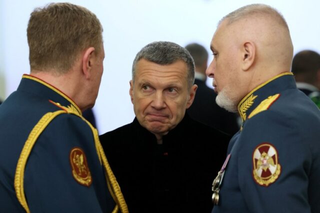 O apresentador de TV russo Vladimir Solovyov fala com militares antes de uma cerimônia de posse de Vladimir Putin como presidente da Rússia no Kremlin em Moscou, Rússia, em 7 de maio de 2024. Sputnik/Sergei Savostyanov/Pool via REUTERS ATENÇÃO EDITORES – ESTA IMAGEM FOI FORNECIDA POR TERCEIROS .