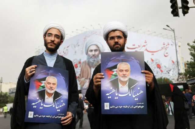 Iranianos seguram cartazes do chefe assassinado do Hamas, Ismail Haniyeh, durante seu cortejo fúnebre, em Teerã, Irã, 1º de agosto de 2024. Majid Asgaripour/WANA (Agência de Notícias da Ásia Ocidental) via REUTERS ATENÇÃO EDITORES - ESTA IMAGEM FOI FORNECIDA POR TERCEIROS.