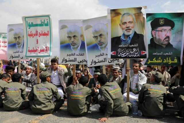 Manifestantes manifestam-se em solidariedade aos palestinos, em Sanaa