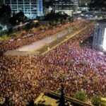 Uma foto de drone de manifestantes se reunindo para mostrar apoio aos reféns que foram sequestrados durante o ataque mortal de 7 de outubro, em meio ao conflito em curso em Gaza entre Israel e o Hamas, em Tel Aviv, Israel, 1º de setembro de 2024. (Oren Alon/Reuters)