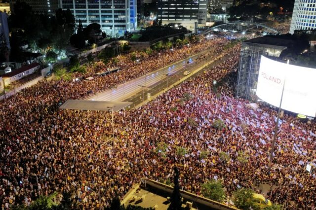 Uma foto de drone de manifestantes se reunindo para mostrar apoio aos reféns que foram sequestrados durante o ataque mortal de 7 de outubro, em meio ao conflito em curso em Gaza entre Israel e o Hamas, em Tel Aviv, Israel, 1º de setembro de 2024. (Oren Alon/Reuters)