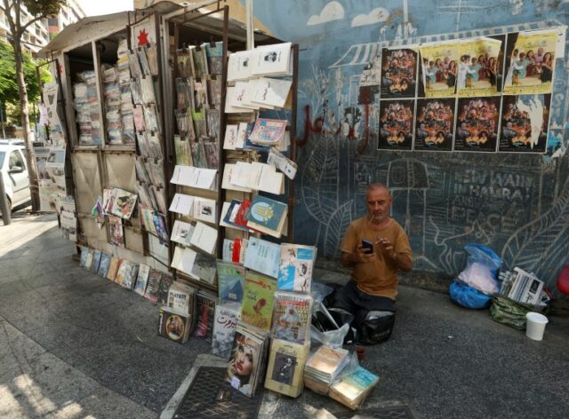 Um homem vende livros em Hamra, Beirute, Líbano