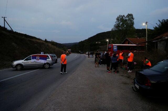 Manifestantes se reúnem para bloquear parcialmente a estrada perto da principal passagem de fronteira Kosovo-Sérvia em Merdare, Sérvia, 6 de setembro de 2024. REUTERS/Valdrin Xhemaj