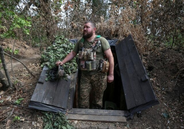 Um artilheiro da 15ª Brigada de Propósito Operativo 'Kara-Dag da Guarda Nacional da Ucrânia é visto em sua posição na linha de frente, em meio ao ataque da Rússia à Ucrânia, perto de Pokrovsk, região de Donetsk, Ucrânia, 5 de setembro de 2024. Rádio Europa Livre/ Rádio Liberdade/Serhii Nuzhnenko via REUTERS