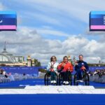 Paraolimpíadas de Paris 2024 - Atletismo - Maratona Feminina - T54 - Cerimônia da Vitória - Paris, França - 8 de setembro de 2024 A medalhista de prata Madison de Rozario da Austrália, a medalha de ouro Catherine Debrunner da Suíça e a medalhista de bronze Susannah Scaroni dos Estados Unidos posam no pódio REUTERS/ Jennifer Lorenzini