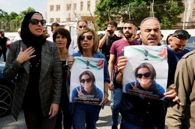 Palestinos marcham em homenagem ao ativista turco-americano Aysenur Ezgi Eygi, que foi morto a tiros pelas forças israelenses, em Nablus, na Cisjordânia ocupada por Israel, em 8 de setembro de 2024. (Raneen Sawafta/Reuters)