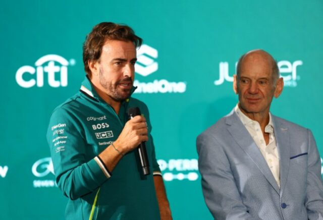 Fórmula 1 F1 - Conferência de Imprensa da Aston Martin - AMR Technology Campus, Silverstone, Grã-Bretanha - 10 de setembro de 2024 Fernando Alonso da Aston Martin com o novo sócio-gerente técnico Adrian Newey durante a coletiva de imprensa Action Images via Reuters/Andrew Boyers