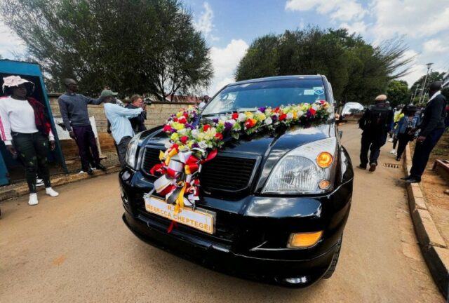 O cortejo da atleta olímpica assassinada Rebecca Cheptegei, que morreu depois que seu ex-namorado a encharcou com gasolina e a incendiou, sai da casa funerária do Moi Teaching & Referral Hospital (MTRH), em Eldoret, Quênia, em 13 de setembro de 2024. REUTERS/Edwin Waita