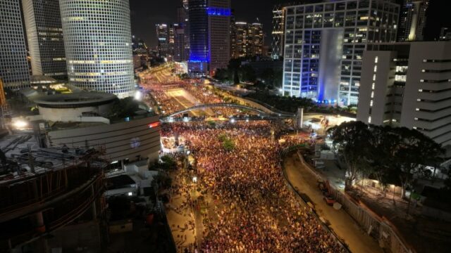 Pessoas participam de um protesto contra o governo em Tel Aviv