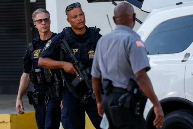 Policiais estão do lado de fora do Tribunal dos EUA do Edifício Federal Paul G Rogers, antes de uma possível aparição planejada no tribunal para Ryan W. Routh, o suposto suspeito de uma aparente tentativa de assassinato do candidato presidencial republicano e ex-presidente dos EUA, Donald Trump, em West Palm Beach, Flórida, EUA, 16 de setembro de 2024. REUTERS/Marco Bello