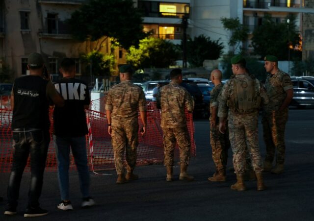 Membros do exército libanês se preparam para realizar uma explosão controlada de um dispositivo walkie-talkie fora do Centro Médico da Universidade Americana de Beirute, em Beirute, Líbano, 18 de setembro de 2024. REUTERS/Mohamed Azakir