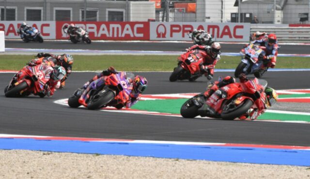 MotoGP - Grande Prêmio da Emilia-Romagna - Circuito Mundial de Misano Marco Simoncelli, Misano Adriatico, Itália - 22 de setembro de 2024 Francesco Bagnaia, da Ducati Lenovo Team, lidera Jorge Martin, da Prima Pramac Racing, e Enea Bastianini, da Ducati Lenovo Team, durante a corrida de MotoGP REUTERS/Jennifer Lorenzini