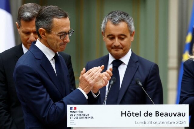 O Ministro do Interior francês cessante, Gerald Darmanin, é aplaudido pelo recém-nomeado Ministro do Interior francês, Bruno Retailleau, durante uma cerimônia de transferência no Ministério do Interior em Paris, França, em 23 de setembro de 2024. REUTERS/Stephanie Lecocq