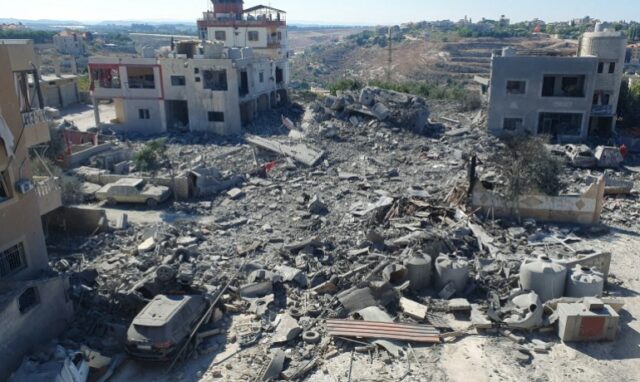 Os escombros de edifícios destruídos estão no local dos ataques israelenses em Saksakiyeh, sul do Líbano, 26 de setembro de 2024. REUTERS/Ali Hankir