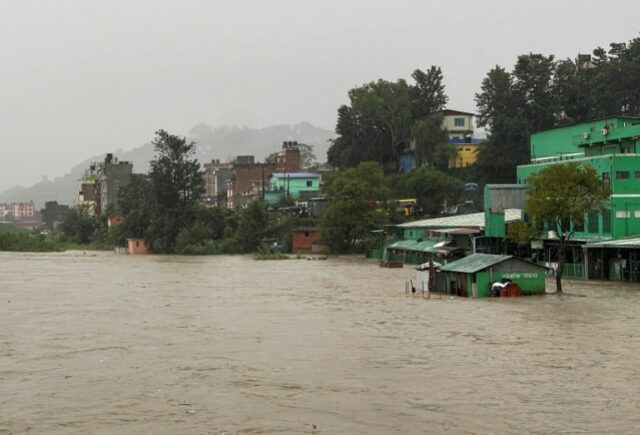 Uma visão geral do transbordamento do rio Bagmati após fortes chuvas, em Katmandu, Nepal, 27 de setembro de 2024. REUTERS/Navesh Chitrakar REFILE - CORRIGINDO O ANO A PARTIR 