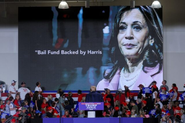 Donald Trump assiste a um vídeo de campanha atacando a democrata Kamala Harris