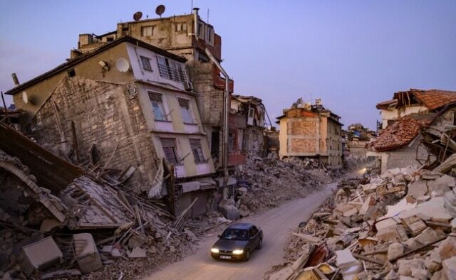 Turquia prende construtor de apartamentos destruídos pelo terremoto por 865 anos