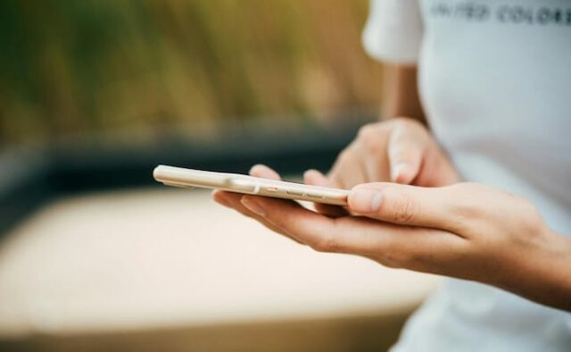 'Pausa Digital': França Pilota Proibição de Telefones Celulares nas Escolas