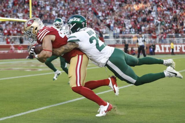 SANTA CLARA, CALIFÓRNIA - 09 DE SETEMBRO: Kyle Juszczyk nº 44 do San Francisco 49ers é abordado por Ashtyn Davis nº 21 do New York Jets durante o terceiro quarto no Levi's Stadium em 09 de setembro de 2024 em Santa Clara, Califórnia.