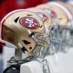 Os capacetes ficam no banco do San Francisco 49ers durante o jogo contra o Washington Redskins no FedExField em 20 de outubro de 2019 em Landover, Maryland