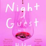 A capa do livro do romance The Night Guest. Ele tem um fundo rosa chiclete e uma taça de vinho é retratada em primeiro plano, com uma pequena quantidade de um líquido vermelho pingando nela