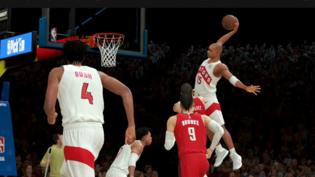 Captura de tela do NBA 2K25 Arcade Edition. Recriação de um jogo vintage com Vince Carter (era Raptors) se preparando para um slam enquanto Chris Bosh corre pela ala esquerda.