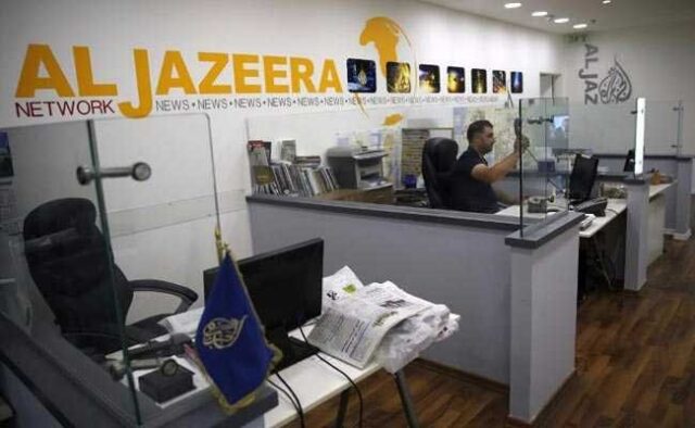 ‘Pegue todas as câmeras e vá embora’: Israel invade o escritório da Al Jazeera na Cisjordânia