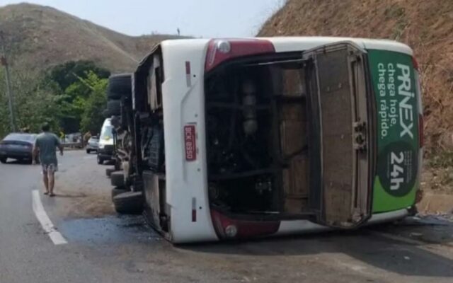 Três jogadores morrem em acidente com ônibus do time