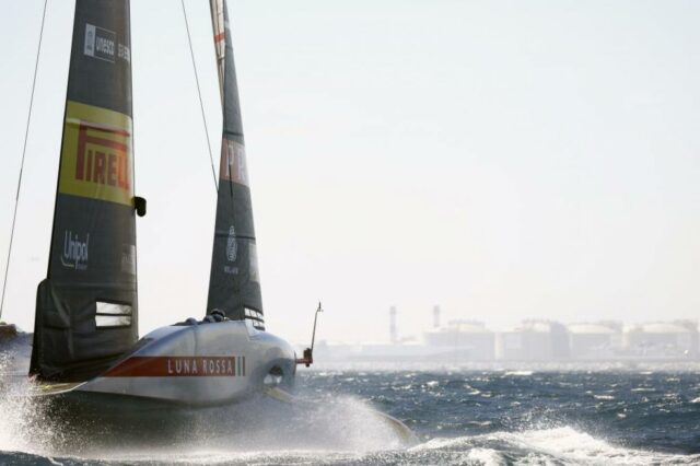 Luna Rossa e INEOS Britannia empatam após o primeiro dia da final da Louis Vuitton Cup